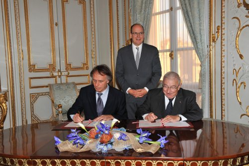 Prince Albert II de Monaco, Dr Frdric Briand ( gauche) et le Ministre d'Etat du Gouvernement Mongasque, J.P. Proust.

